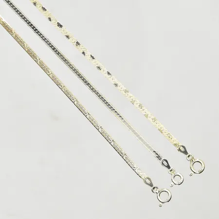 3 armband, halvstela modeller, längd 17½-18 cm, bredd 2 mm, 925/1000 silver. Vikt: 5,6 g