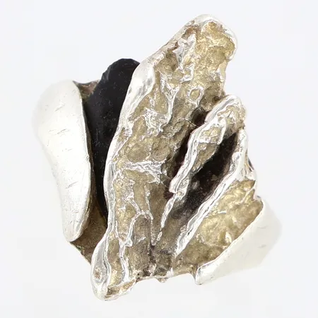 Ring med svart sten, stl 16, bredd ca 18mm, 925/1000 Silver Vikt: 4,2 g