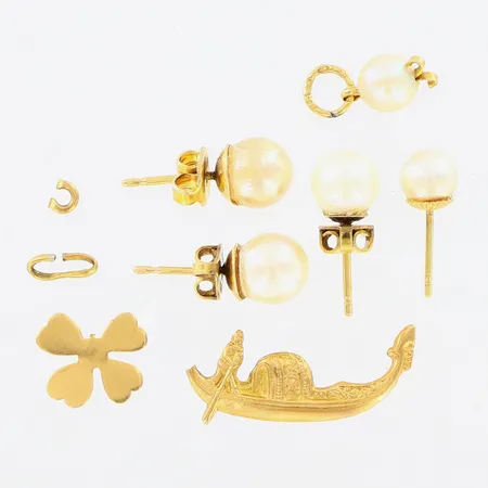 4 udda örhängen, 1 hänge, 5 bitar skrot 18K  Vikt: 5,2 g