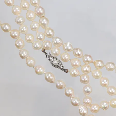 Pärlcollier med odlade saltvattenpärlor, troligen Akoya caØ7,2-7,8mm,  ojämn form, längd 164cm lås i silver 835/1000 Vikt: 111,3 g
