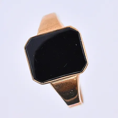 Klackring med Onyx sten, stl 20½, bredd 3-12 mm, 18K. Vikt: 2,7 g