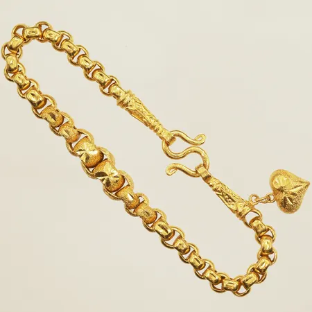 Armband med berlock, längd 16,5cm, bredd ca 4,5-7mm, 23K  Vikt: 15,2 g