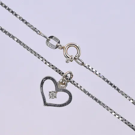Kedja Venezia med hänge hjärta, längd på kedja 40 cm och bredd 1 mm, längd på hänge 14 mm och bredd 12 mm, vitguld, 18K. Vikt: 5,7 g