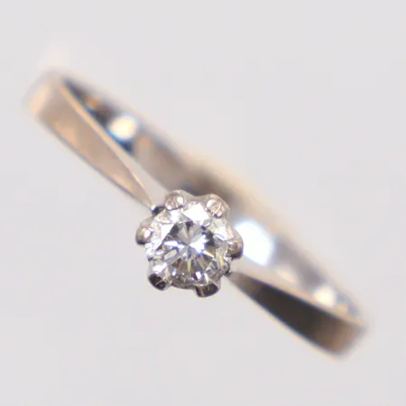 Ring med diamant 1 x 0,23 ct enligt gravyr, Ø17½, vitguld 18K. Vikt: 2,2 g