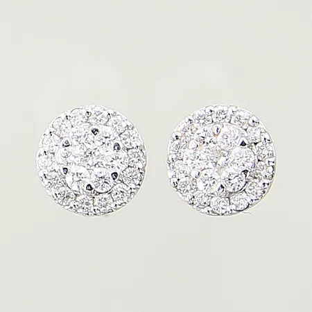 Ett par örhängen med diamanter 2 x ca 0,02ct, 12 x ca 0,015, 28 x ca 0,01ct, Ø7,1mm, ena stiftet skevt, vitguld, 18K Vikt: 1,6 g