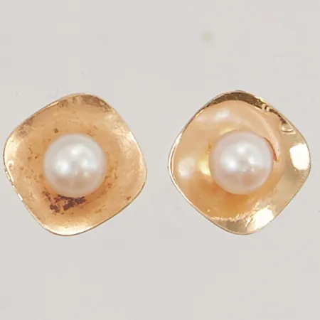 Ett par örhängen 7mm, pärlor, snurrebussar saknas, 18K 0,6g.