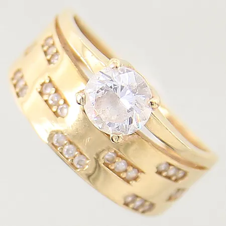 Ring med vita stenar, stl 16¾, bredd 2-11mm, ostämplad, bucklig, 18K  Vikt: 4 g