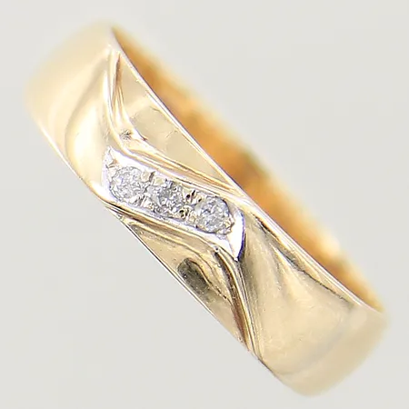 Ring med diamanter 3 x ca 0,02ct, stl 18¼, bredd 5mm, gravyr, 14K  Vikt: 4,4 g