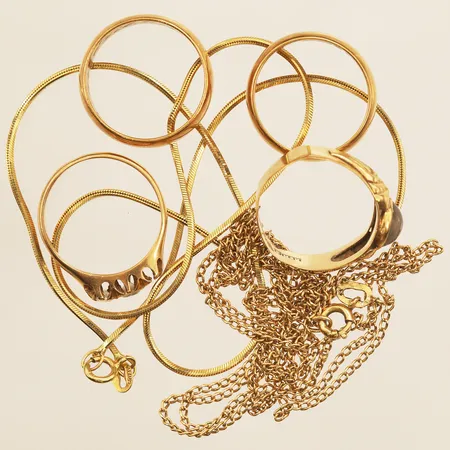 Två kedjor, 4 ringar, gravyr, defekter, brott på länk, 18K Vikt: 19,9 g