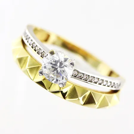 Ring med vita stenar, stl 20, bredd 2,5-9,5mm, vit/gulguld, 18K Vikt: 5 g