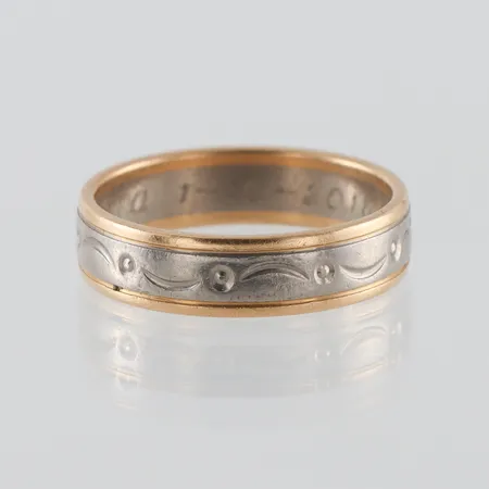 Ring med reliefdekor 18k,gravyr,storlek 19 ¼ mm,bredd 5.5 mm. Vikt: 6,9 g