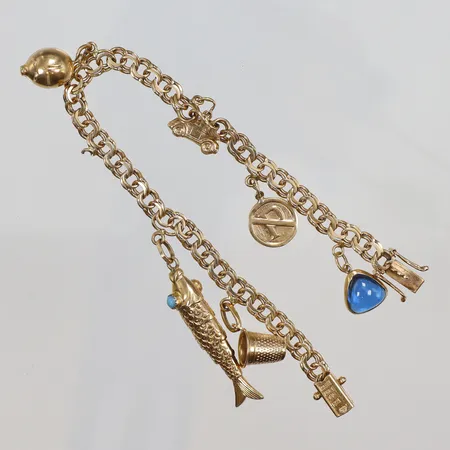 Armband Bismarck med 6 Berlocker (delvis gravyr) med stenar längd 18,5cm bredd 5mm, små defekter 18K Vikt: 17,4 g