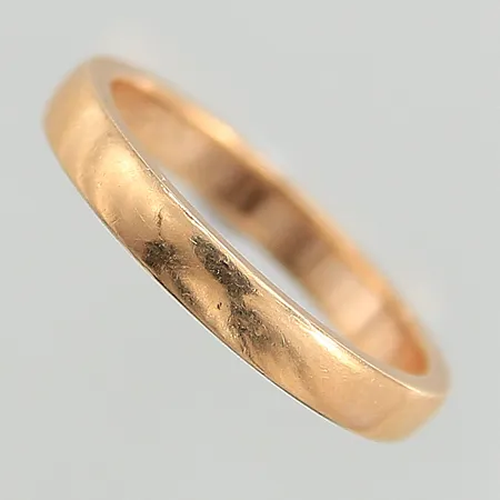 Ring, stl: 17½, bredd: 3mm, gravyr, 18K  Vikt: 3,7 g