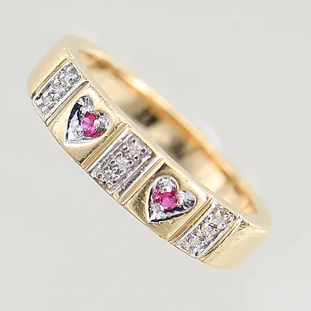 Ring med 8/8-slipade diamanter 9 x ca 0,005ct samt röda stenar med nagg, stl 17½, bredd 3,1mm, tvåfärgad, 18K Vikt: 4,9 g