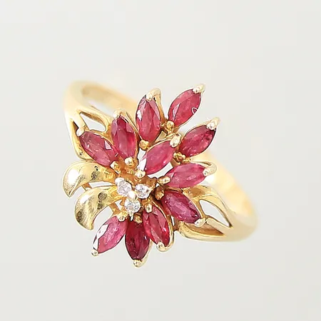 Ring med troligen rubiner samt diamanter 3 x ca 0,01ct, stl: 17½, bredd: 1,7-15mm, stenar med mindre slitage, 18K Vikt: 3,9 g