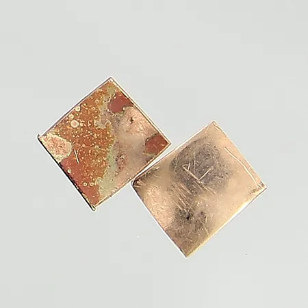 Guldbitar 2st, ostämplade, 14K Vikt: 0,3 g