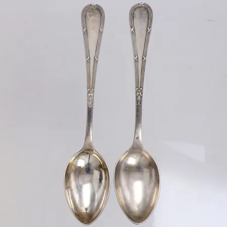 Två skedar, längd ca 12cm, gravyr, 830/1000 silver Vikt: 33,1 g