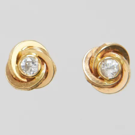 Ett par örhängen med vita stenar, Ø 7mm, saknar snurrebussar, 18K Vikt: 0,7 g