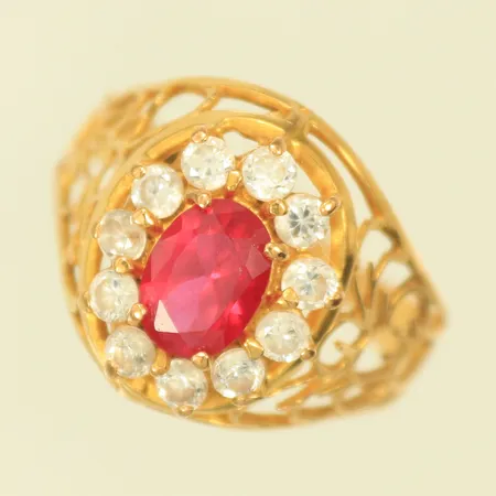 Ring med röd och vita stenar stl 17¼, bredd 2-15mm, skev skena, 21K, 3,7g bruttovikt 