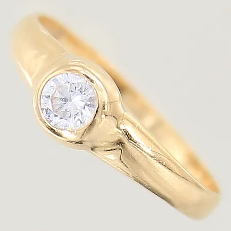 Ring med vit sten, stl: 16¾, bredd: 1,8mm, GHA, 18K  Vikt: 2,1 g