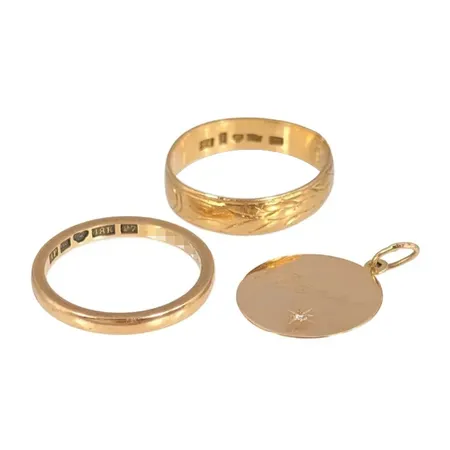 Diverse smycken, 18K guld, slitage, defekter och gravyrer Vikt: 8,7 g