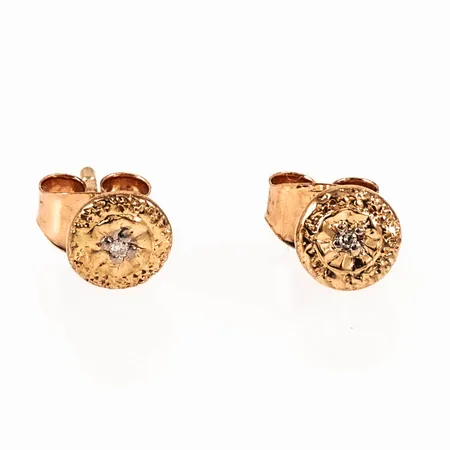 Örhängen i 18K guld med 2 x c:a 0,005ct 8/8 slipade diamanter. De är Ø 5,5 mm och väger 0,6g.