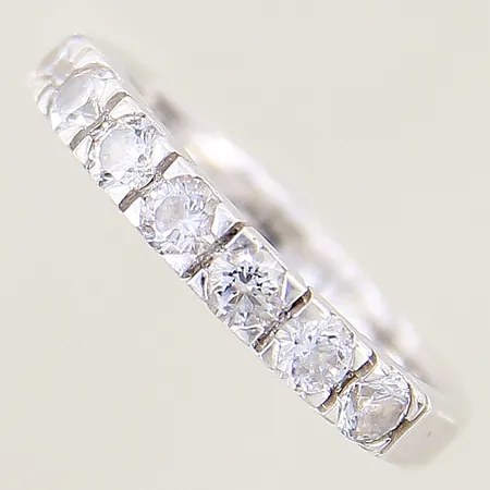 Ring med vita stenar, stl: 18¼, bredd: 3,2-3,3mm, GHA, silver 925/1000 Vikt: 4,1 g