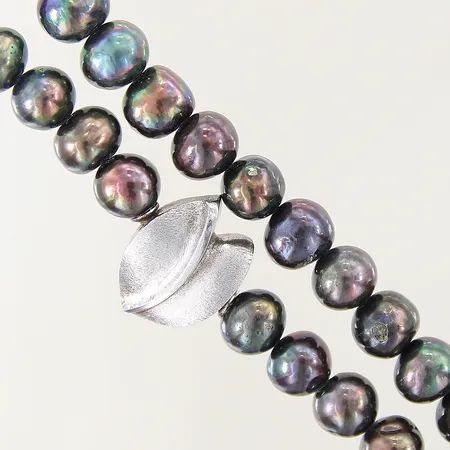 Pärlcollier med färgade odlade pärlor, längd: 42cm, bredd: 8,7-20,4mm, lås i silver, slitna pärlor, silver 925/1000 bruttovikt: 59,6g.