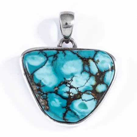 Hänge i silver (925/1000) med en turkos c:a 32 x 25 mm. Det är 34,5 mm brett, 41 mm långt inkl. ögla och väger 19,1g. Stämplad 925. 