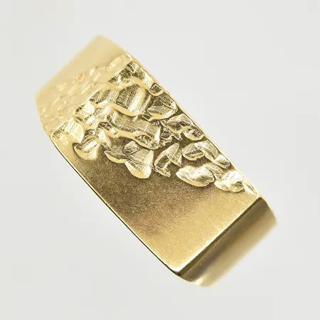 Klackring, stl 21¾, bredd 6-11 mm, gravyr, 18K. Vikt: 15 g