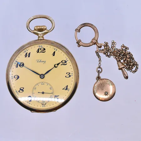 Fickur Viking, manuell, liten sekundvisare, Ø50 mm, inre boett i metall, etui och klockkedja medföljer, ett kugghjul löst, graverad,14K. Bruttovikt  85,8g.