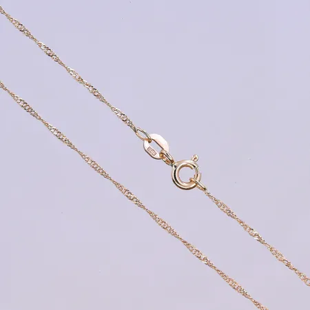 Kedja Singapore längd 42 cm, bredd 1 mm, 18K. Vikt: 1,3 g
