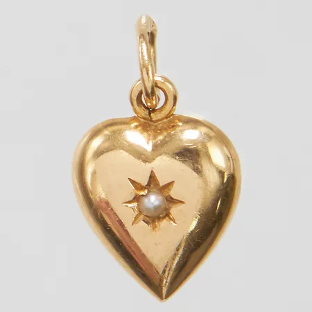 Hänge hjärta med odlad pärla, längd ca 15mm inkl ögla, bredd 0,9mm, bucklig, 18K Vikt: 0,6 g