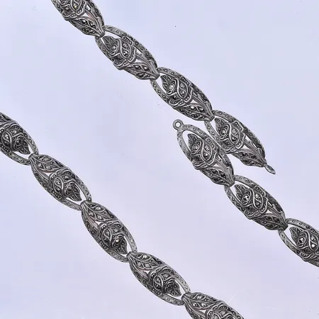 Collier längd 42 cm justerbar, bredd 8 mm, lås saknas, silver 830/1000. Vikt: 23,9 g