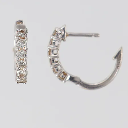 Ett par örhängen med diamanter 18 x ca 0,03ct, Ø8mm, lås låser ej, vitguld 14K. Vikt: 1,6 g