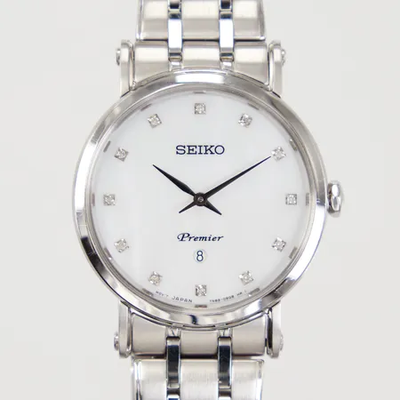 Damur Seiko Premier Ø30,5mm, inre omkrets 17,5cm, Ref: SXB433P1, SN:930002, 7N89-0AY0, kvarts, safirglas, diamantindex, pärlemourtavla, datum, stål, viklås, inga tillbehör.