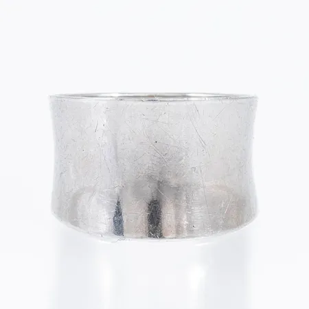 Doserad konkav ring i silver. Den är i storlek 17, är 8,5 - 13,5 mm bred och väger 4,9g. Stämplad Q9 (1966), HAÖ (Öhmans Eftr P Aug. Lycksele), S och kattfot.