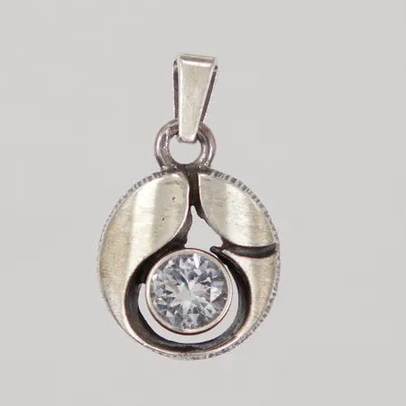 Hänge med bergkristall, Finnfeelings, Karl Laine för Sten & Laine, längd inkl ögla 19mm, bredd 12mm, silver 925/1000 Vikt: 1,7 g