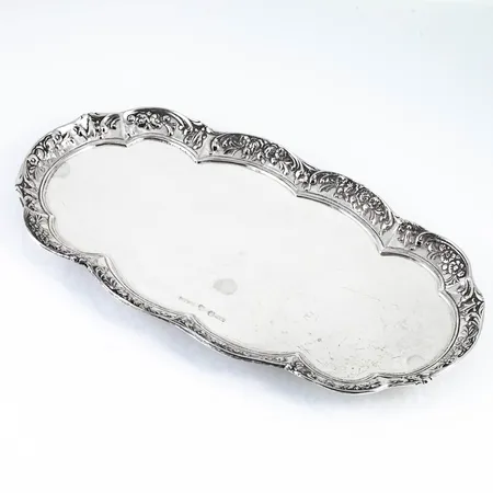 Fat / Bricka i silver. Längd 215 mm, bredd 120 mm, vikt 191,5g. Stämplad V9 (1971), GEWE (Gewe Silvervarufabriken AB, Malmö), S och kattfot. Repor.