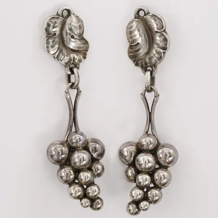Ett par örhängen Georg Jensen Moonlight grapes, Harald Nielsen, nr: 40, längd: 5,5cm, bredd: 11mm, snurrebussar delvis i plast, 925/1000 silver, bruttovikt: 14,4g.