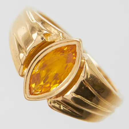 Ring med gul safir, stl16¾, bredd 3-12mm, Stenings Guldsmide & Gravyr Hb, 18K Vikt: 8,3 g