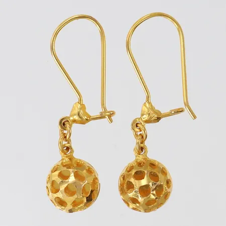 Ett par örhängen med genombruten dekor, 30x8mm, 18K.  Vikt: 2,1 g