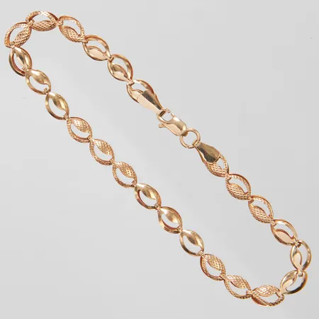 Armband med genombruten dekor, längd ca 19cm, bredd 4,5mm, roséguld, bucklig, 14K Vikt: 2,7 g