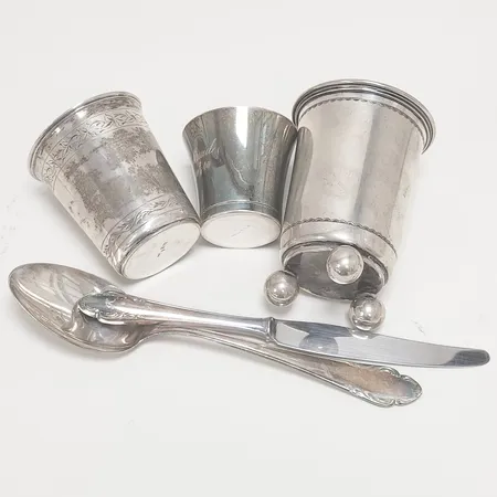 Diverse silver, personliga gravyrer, bucklor, missfärgat, knivblad i rostfritt stål, silver, 830/1000, bruttovikt 248,4g Vikt: 248,4 g