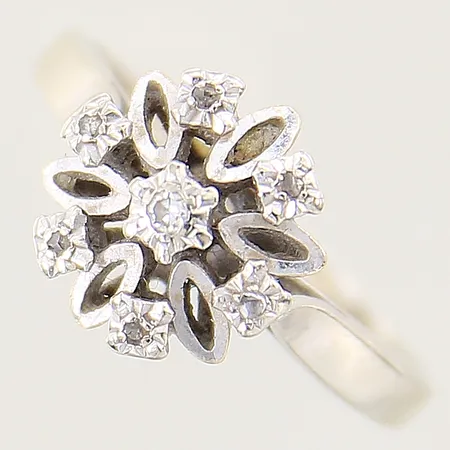 Ring med diamanter totalt 0,25ctv enligt gravyr, stl 18, bredd 2-11mm, vitguld, svensk importstämpel, i behov av omrodiering, 18K  Vikt: 3,5 g