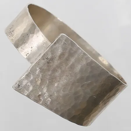 Armband med hamrad dekor, stelt öppningsbart, Ø ca. 60mm, bredd: 12-30mm, Stigbert för Atelje Waldemar Jonsson, Skara 1971, åldersbetingat bruksslitage, 925/1000 silver Vikt: 39,5 g