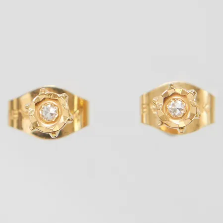 Ett par örhängen med diamanter 2 x ca 0,01ct, Ø3,5mm, 18K Vikt: 0,8 g