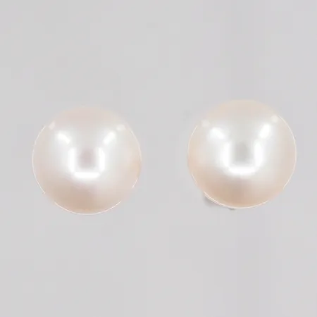 Ett par örhängen med odlad pärla Ø 9,3mm, en stopp saknas, 18K Vikt: 2,6 g