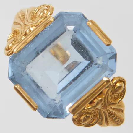 Ring med syntetisk spinell, stl16, bredd 1,5-13mm, svenska stämplar, 18K, bruttovikt: 4,4g. 