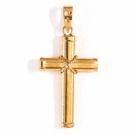 Hänge Kors i 18K guld. Det är 16 mm brett, 33,5 mm långt inkl. ögla och väger 1,2g. 